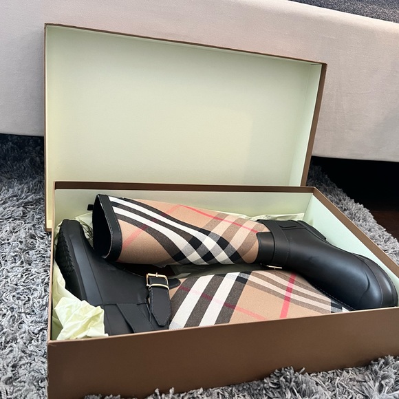 Burberry, Plaid Rainboots, size 10 - Picture 2 of 4